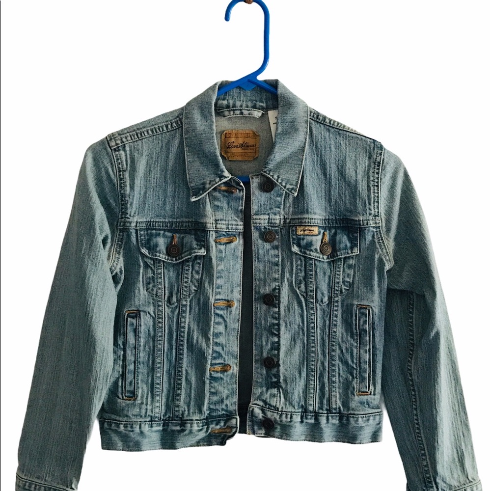 Girls Levi's denim Trucker Jacket featuring a front button Front Size Large